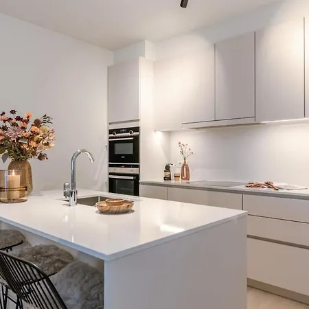 Huswell - With Terrace Close To The Sea *